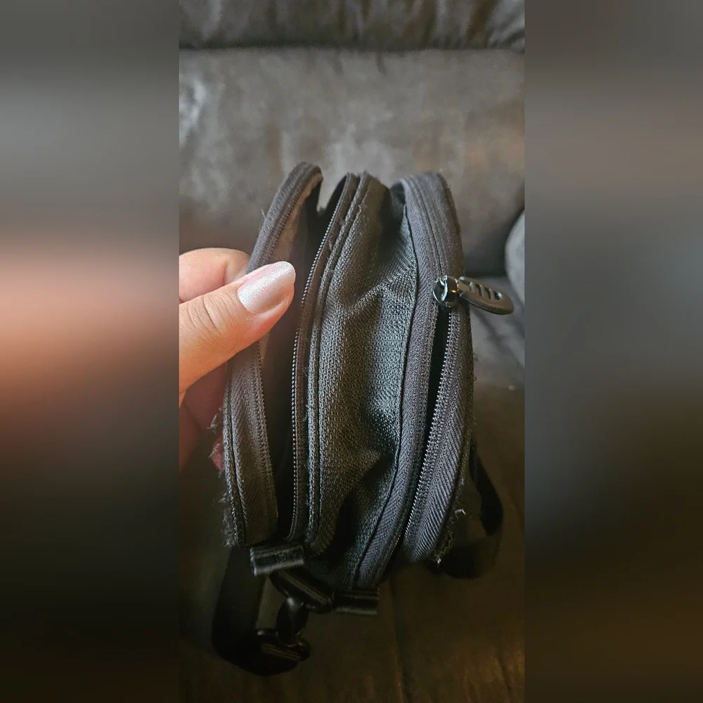 TUMI 580C Men's Black Nylon Messenger Crossbody Bag